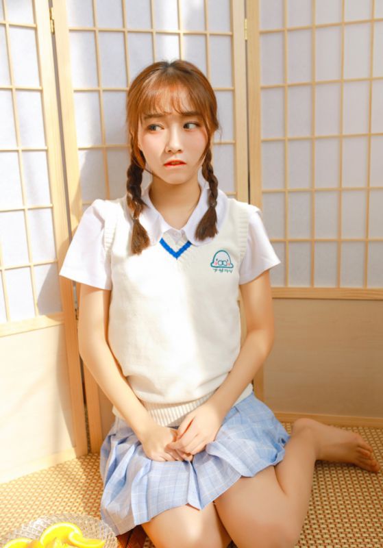 日本美女校园制服诱惑性感风骚麻花辫女孩写真