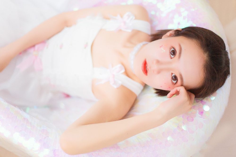 惹火美女白皙修长美腿性感私房写真