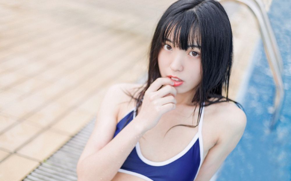 蓝色泳衣装美女诱人比基尼户外性感美女图片