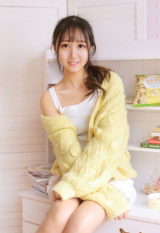 邻家爱吃薯片女孩马尾辫可爱小清新写真图片