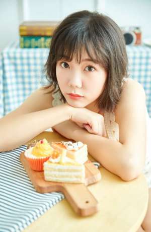 甜美女孩短发吊带裙诱人白嫩玉足写真