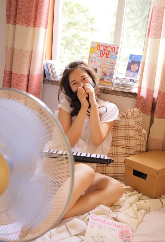 电子琴美女居家文艺古典白嫩内衣丰韵美腿写真