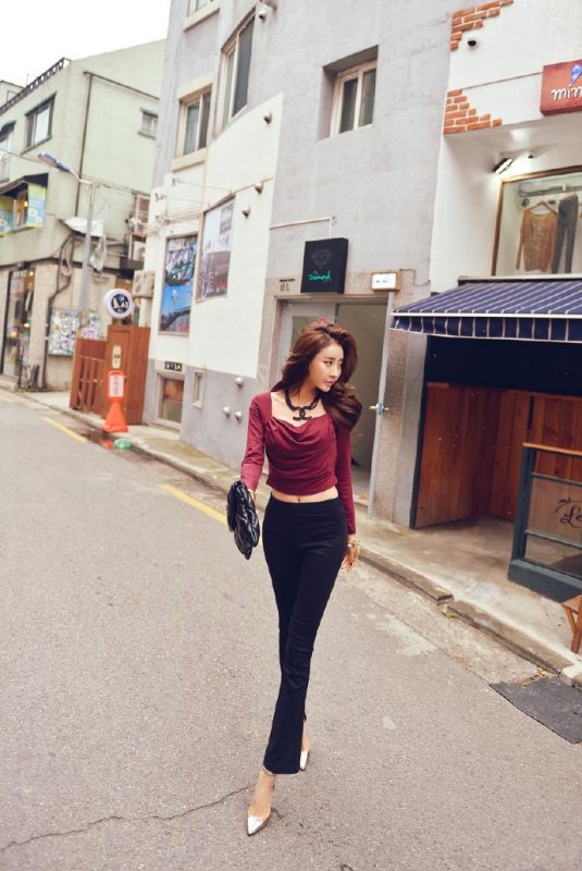 韩国美女熟女嫩模火辣苗条身材紧身裤街头图片