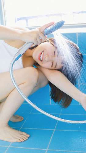 湿身90后美女浴室吊带长腿玉足性感诱惑写真图片