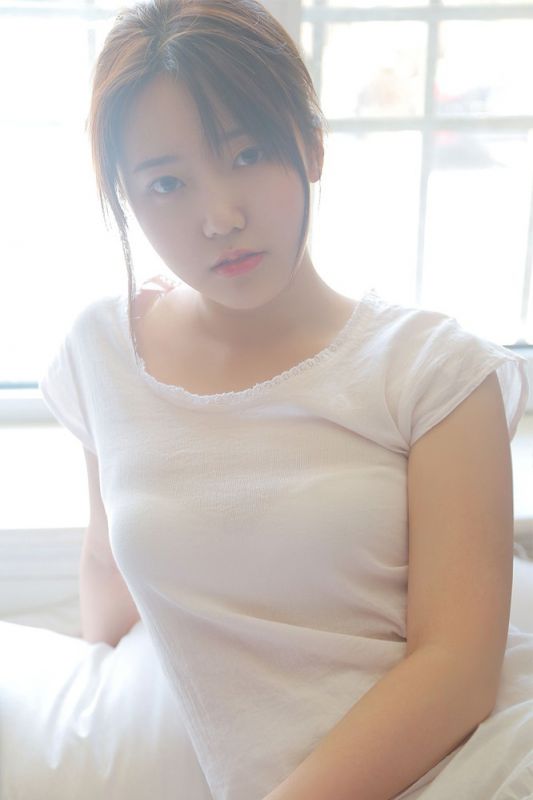 素人少女私房内衣纯净无邪眼神写真