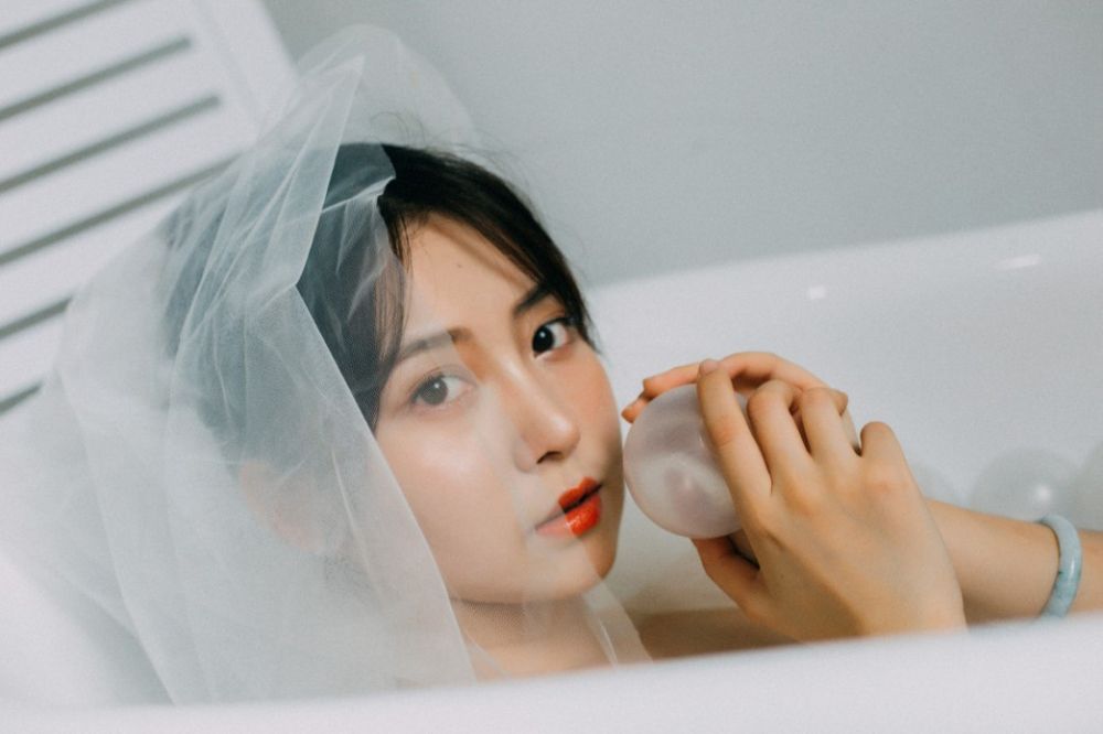 白嫩少妇深v爆乳床上妖娆风骚诱惑性感写真图片