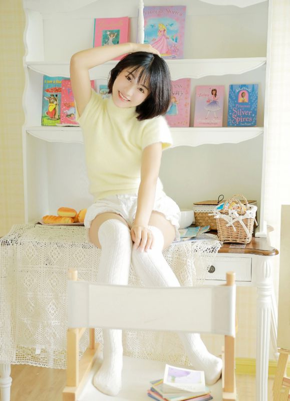 轻盈可爱短发妹子白丝美腿性感福利写真