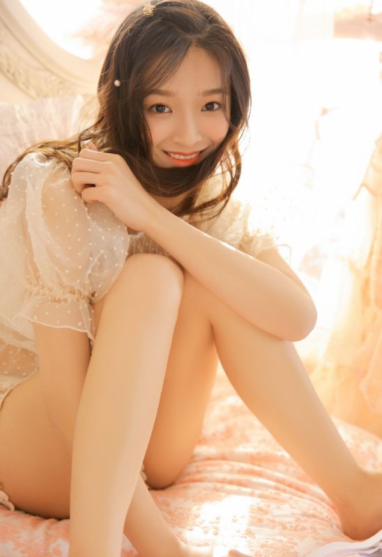 长腿翘臀美女御姐床上粉红内衣诱惑性生活姿势写真