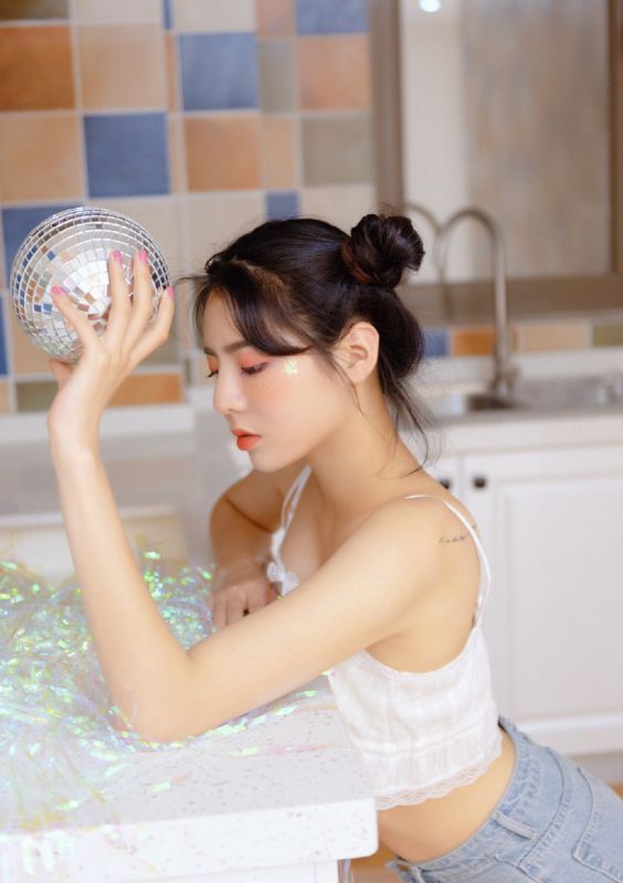 天然萌丸子头少女薄纱内衣牛仔裤写真