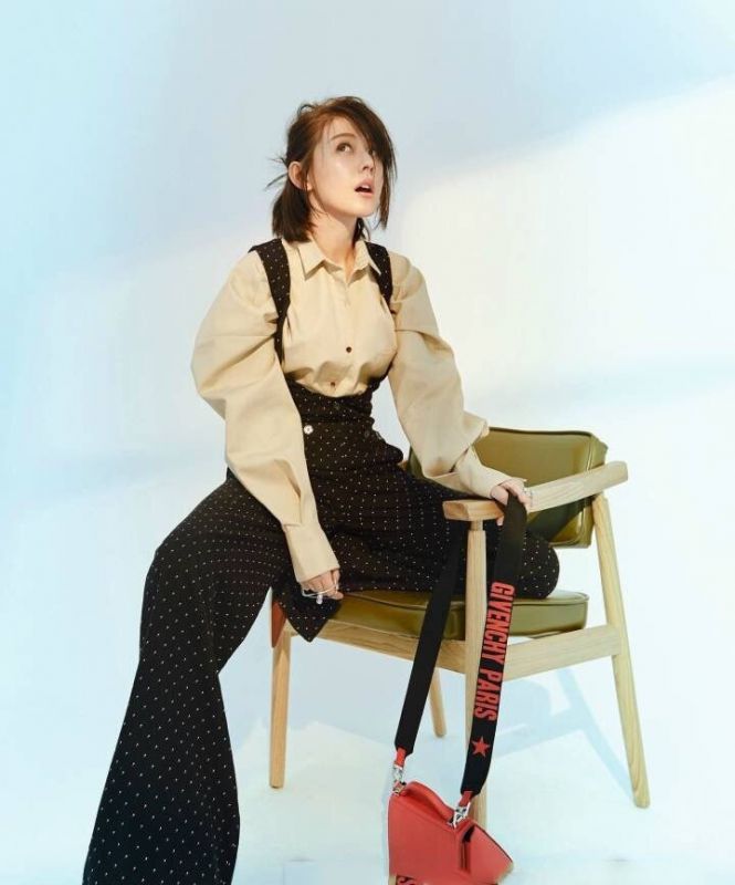 时髦惹火少女热依扎美腿火辣眼神勾人性感图片