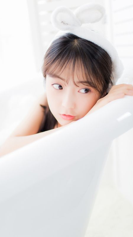 白嫩尤物么妹浴缸泡泡湿身大胆裸体艺术写真