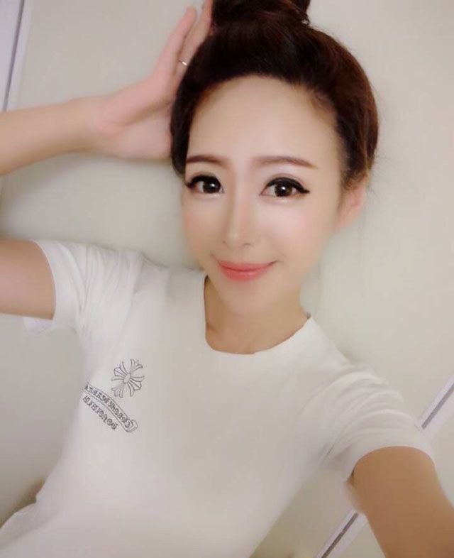王曼妮可爱卖萌自拍照