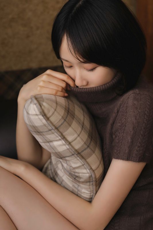 短发清纯气质美女可爱爽朗笑容私房内衣写真图片