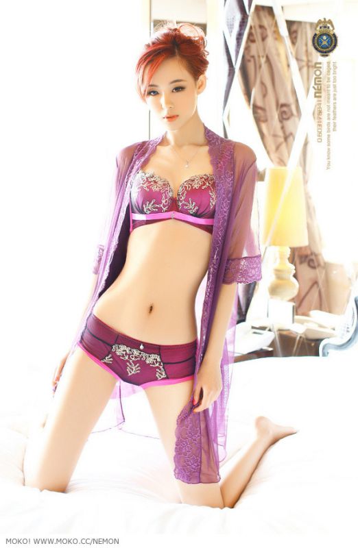 性感黑色内衣美女浴室湿身诱惑写真