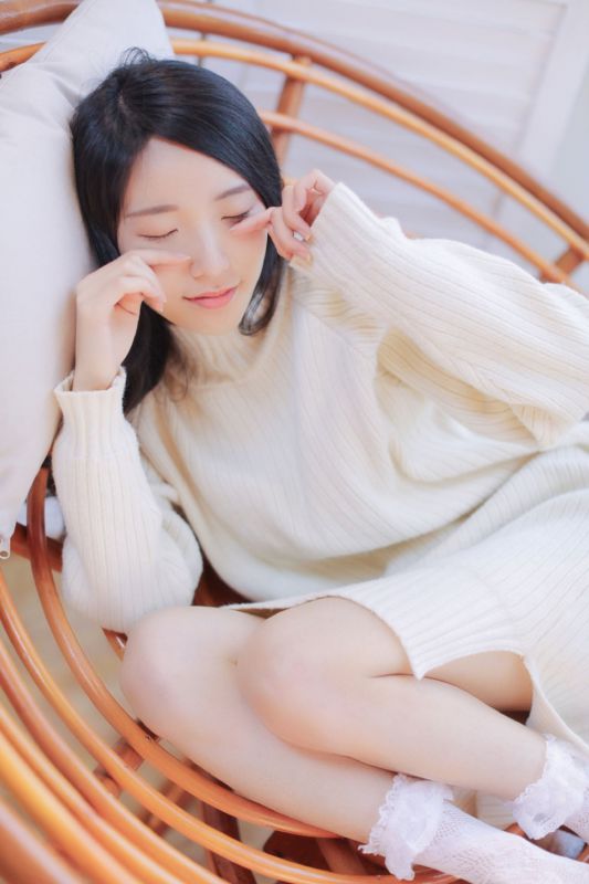 黑发呆萌惊艳御姐长腿白丝私房写真