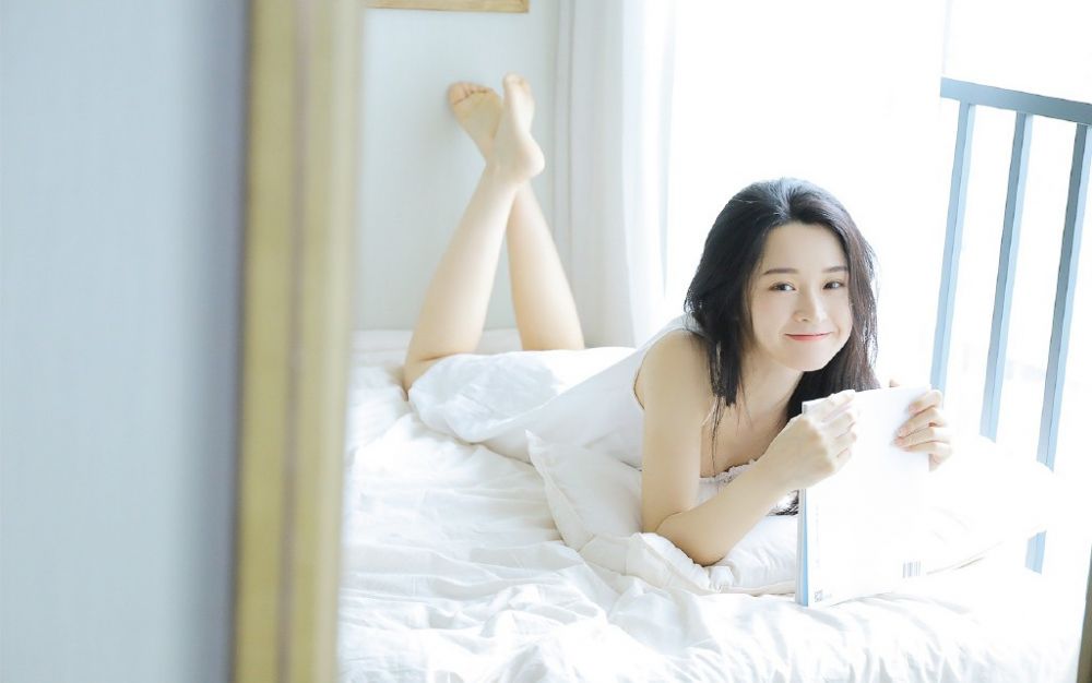 纯天然氧气白皙美女床上吊带妖娆性感诱惑图片