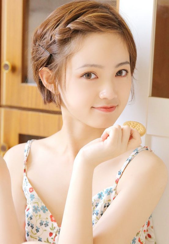 混血短发美女养眼淑女裙私房乙女写真