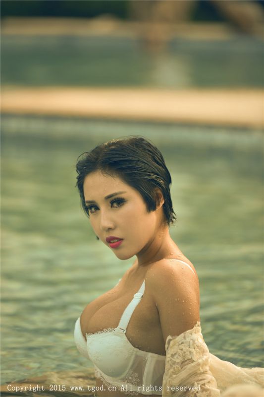 巨乳美女娜依灵儿白色性感内衣旅拍照