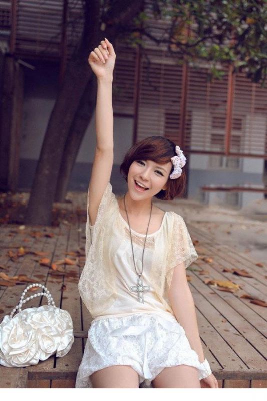 漂亮女生蕾丝短裙时尚街拍照