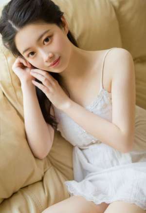 吊带白嫩内衣美女惹火身姿长腿清纯写真图片
