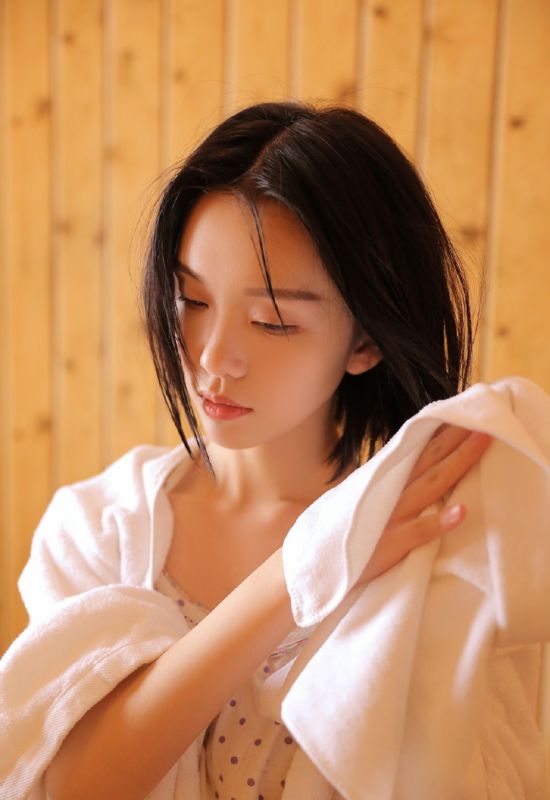 洗澡美女真空裹胸丰满美乳雪肌性感撩人写真