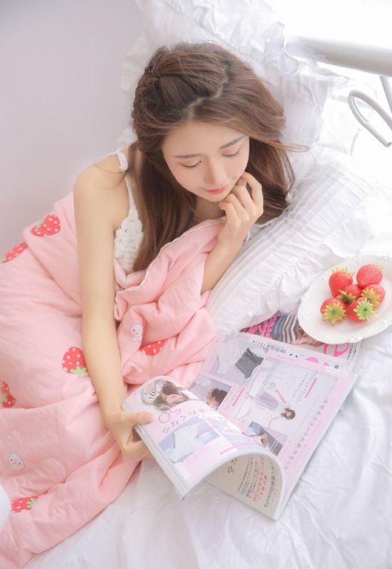 草莓女孩粉嫩内衣香艳美腿裸足写真图片