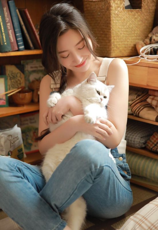 白嫩麻花辫学生妹吊带牛仔裤美女居家清纯养眼写真