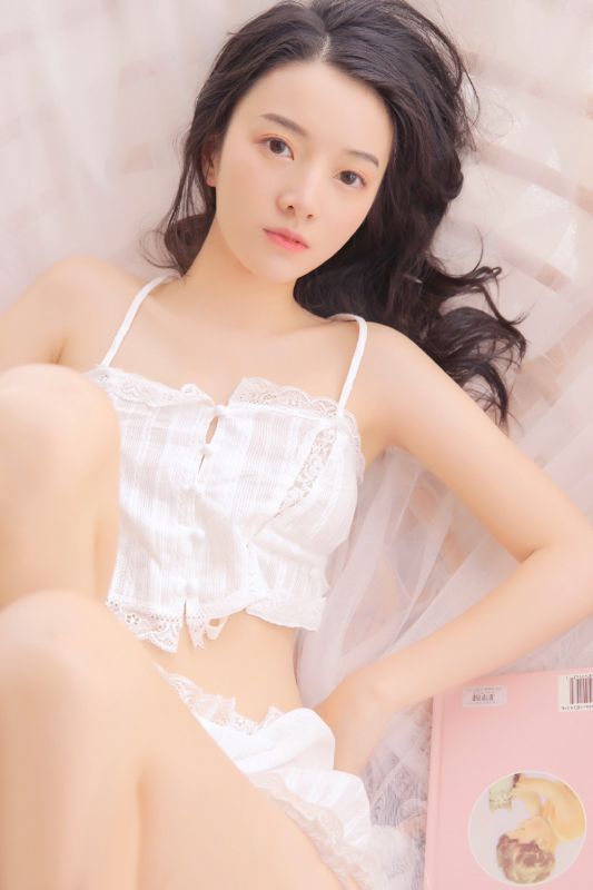 清纯妹妹吊带蕾丝酥胸嫩乳性感私房大尺度写真