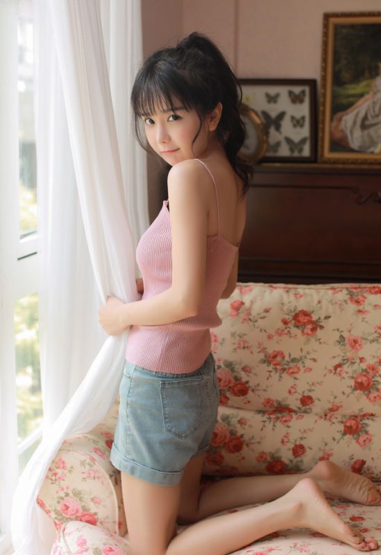 大眼萝莉美乳翘臀稚嫩芭比热裤写真