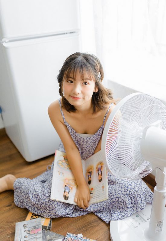 吊带碎花裙萝莉少女性感滑落诱惑写真