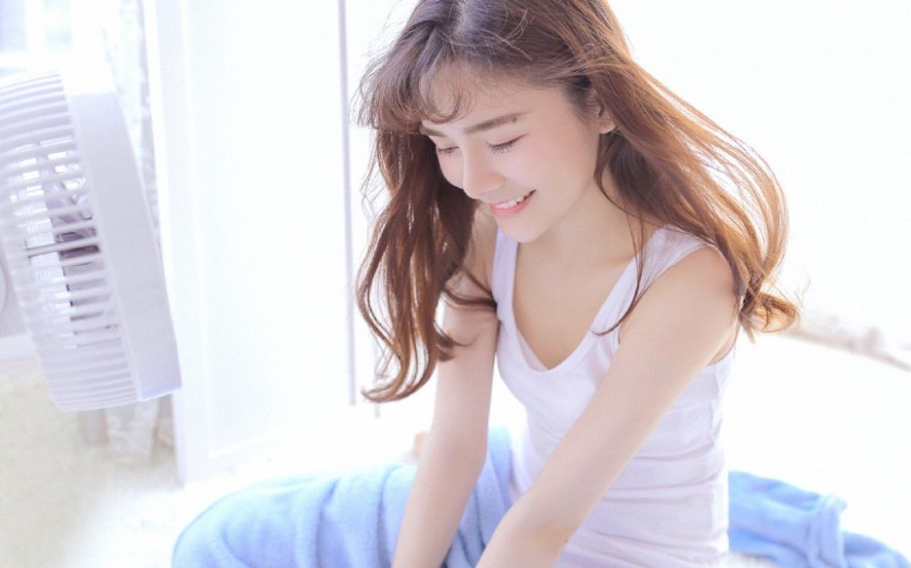 吊带背心美少女白嫩私房惹火性感照写真图片