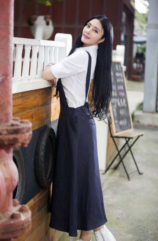 小清新美女冯雨芝街头写真照