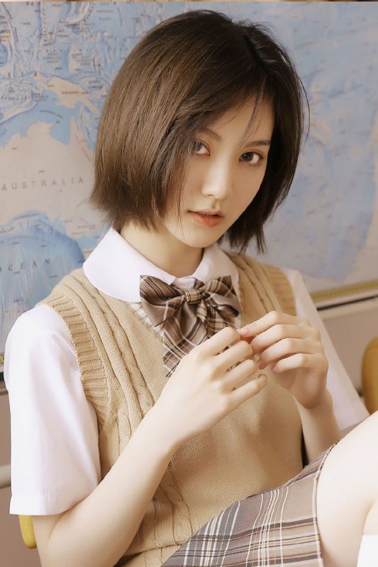 帅气冷艳眼神少女教室洒脱自由写真图片