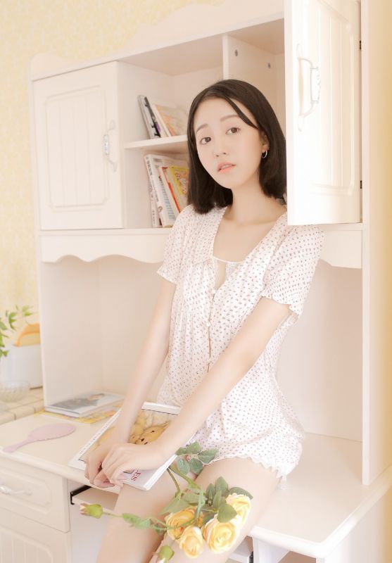 邻家清纯素人少女天真羞涩目光写真