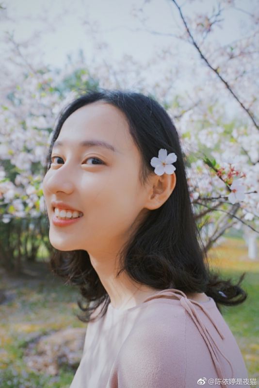 天然白嫩清纯素人美女文艺空灵氧气写真图片