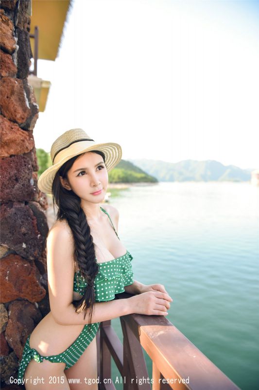 性感比基尼美女顾欣怡旅拍秀傲人双峰