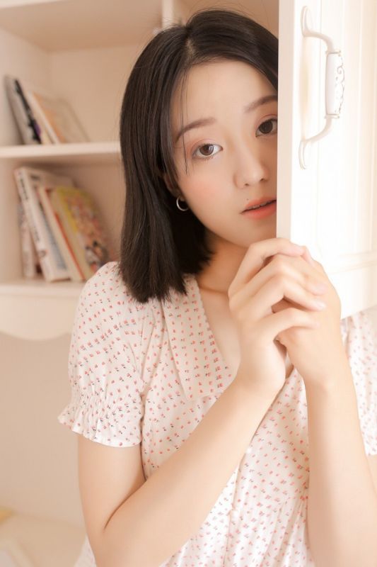 清纯闺女氧气大白腿睡裙内衣养眼写真