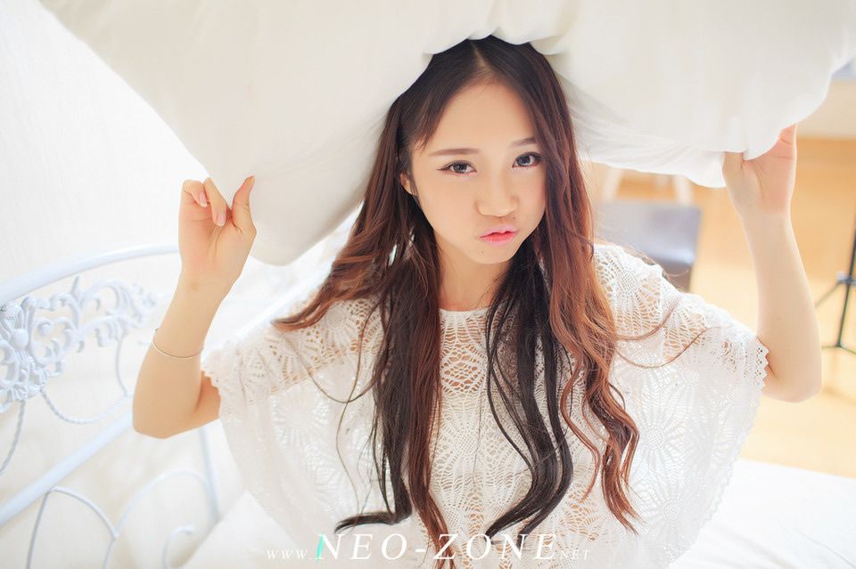 漂亮女孩lisa床上卖萌照