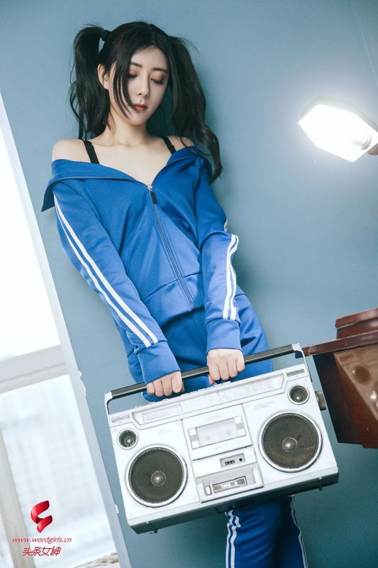 双马尾运动服美女吊带香肩妖娆抚媚性感风骚图片