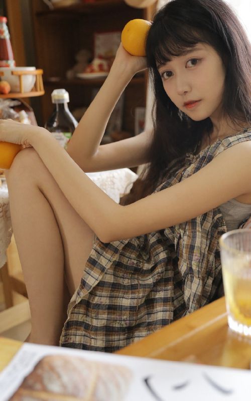 吊带酥胸娇艳长腿美女御姐居家性感风骚诱惑写真
