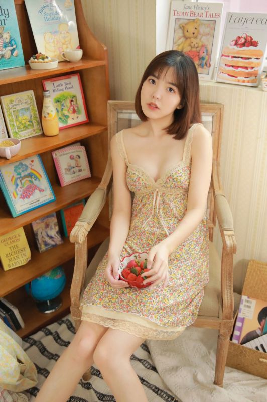 短发大奶嫩妹风骚热裤美腿湿身写真图片