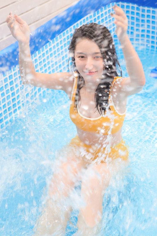 比基尼美女大奶湿身童颜巨乳火辣性感深沟图片