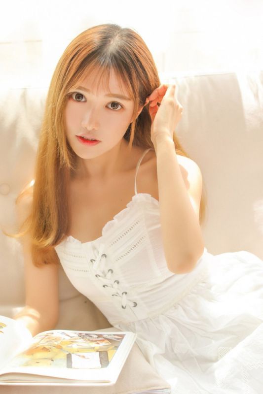 大胸美女模特半裸后背性感床上诱惑写真