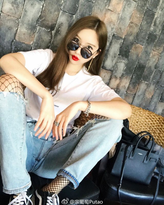 美女模特宗葡萄比基尼私房照性感迷人