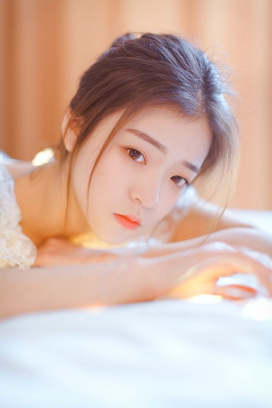 吊带纱裙美女性感露背白嫩腋下诱惑写真