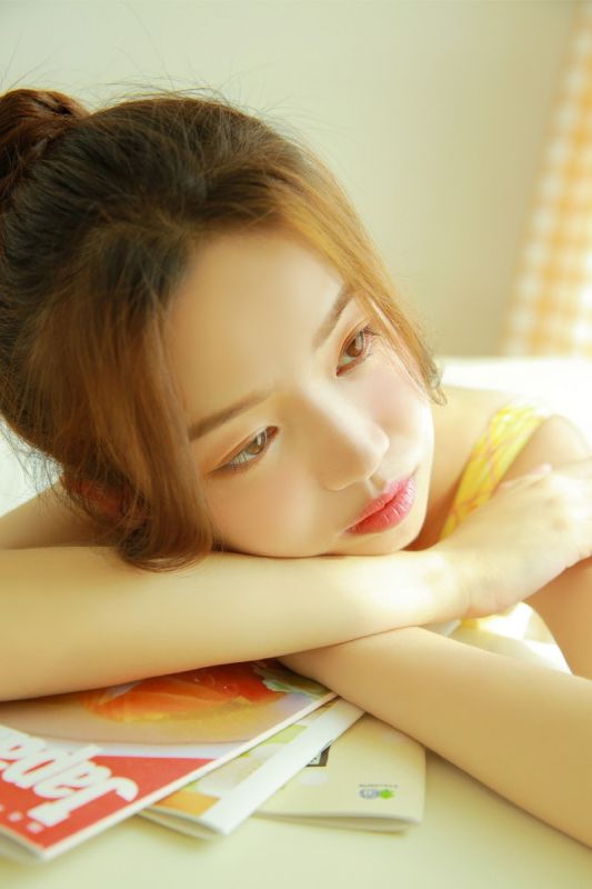 白嫩萝莉少女翘臀美乳甜美笑容私房写真