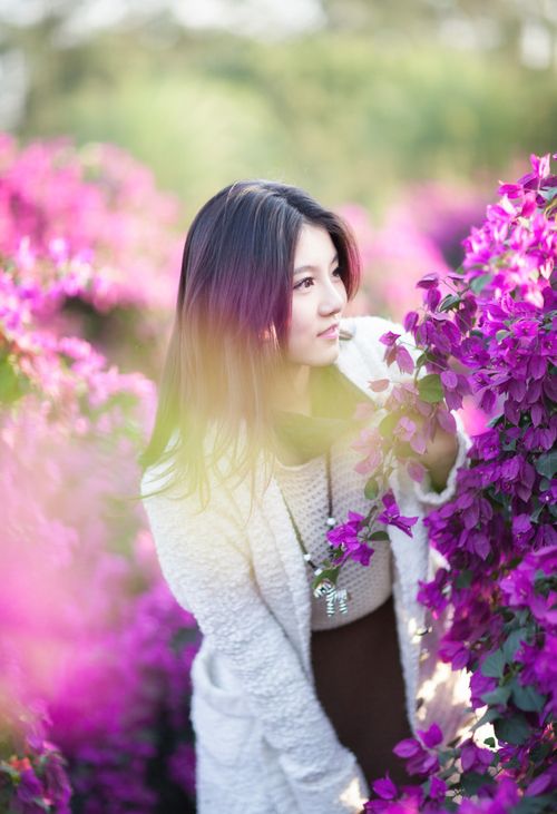 甜美女孩户外迷人写真照