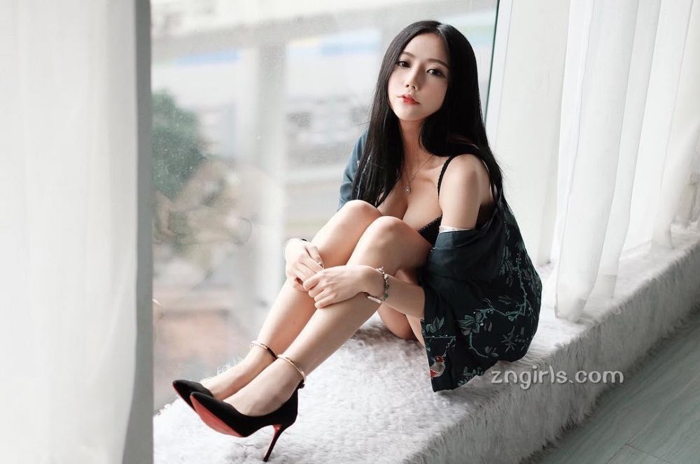 色偷偷撸香港美女巨胸年轻的妈妈性感私房照诱惑