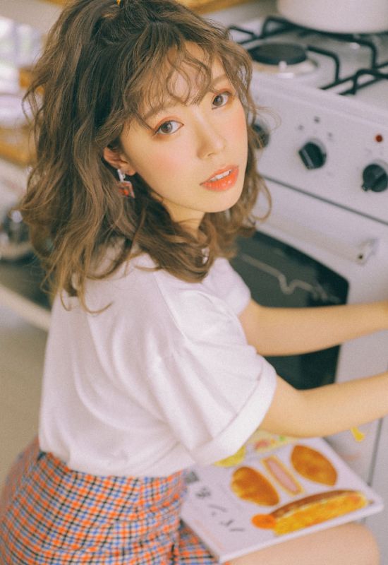 日系卷发少女古典粉嫩格裙美腿写真