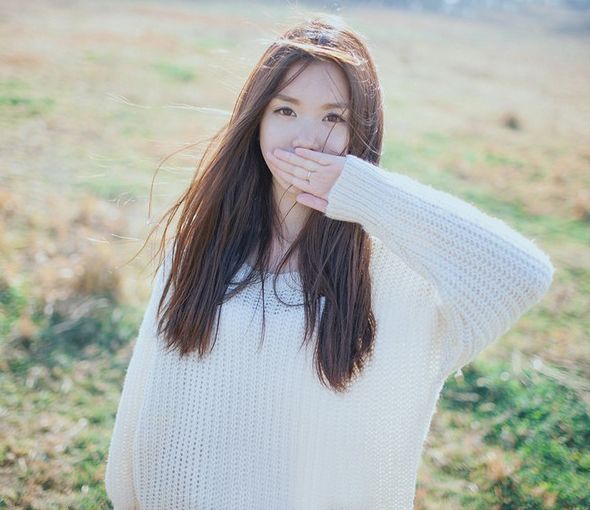 90后长发美女户外唯美写真